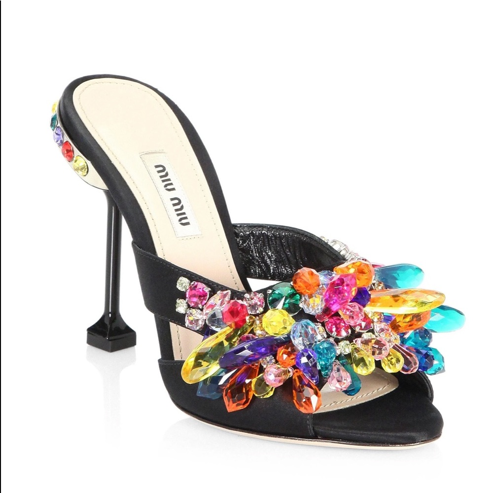 LOOKING TO BUY THIS MULE !! SIZE 37.5 or 38 please